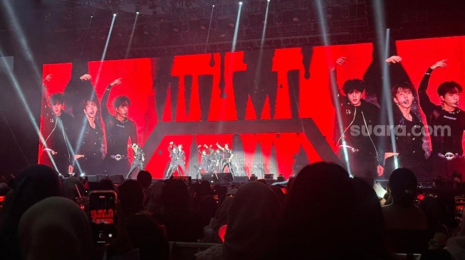 The Boyz Sukses Panaskan Jakarta, Member Turun Panggung Blusukan Sampai Panjat Tribune Penonton