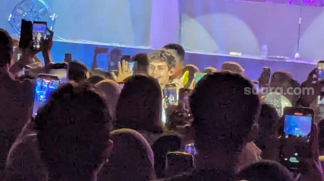 Harris J buka konser Maher Zain di Istora Senayan, Jakarta Pusat, Minggu, 9 November 2025. [Suara.com/Adiyoga Priyambodo]