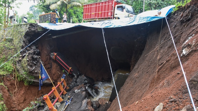 Kondisi Jembatan Cikaleho pasca longsor di Kecamatan Cipaku, Kabupaten Ciamis, Jawa Barat, Sabtu (8/11/2025). [ANTARA FOTO/Adeng Bustomi/rwa]