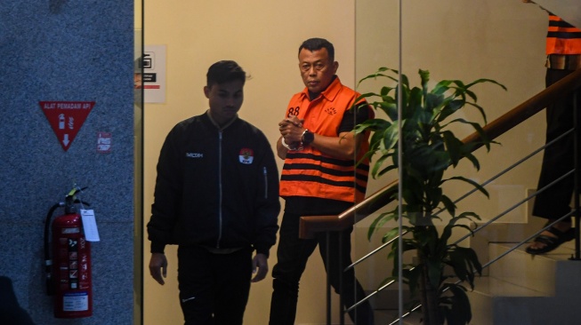 Petugas membawa tersangka selaku Bupati Ponorogo Sugiri Sancoko (kedua kiri) untuk dihadirkan dalam konferensi pers di gedung Merah Putih KPK, Jakarta, Minggu (9/11/2025). [ANTARA FOTO/Muhammad Adimaja/sgd]