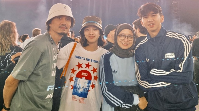 Duta Sheila On 7 Ajak Keluarga Nostalgia Nonton Oasis, Bandingkan Foto Dulu dan Kini