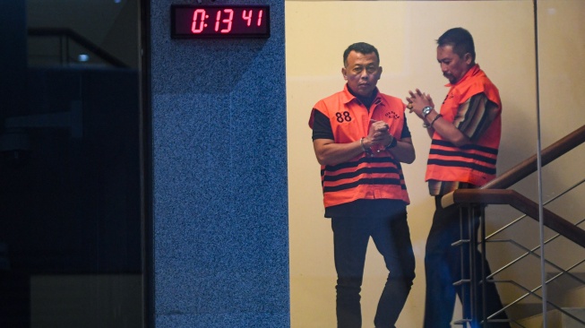 Tersangka selaku Bupati Ponorogo Sugiri Sancoko (kiri) bersama Sekretaris Daerah (Sekda) Kabupaten Ponorogo Agus Pramono (kanan) berjalan untuk dihadirkan dalam konferensi pers di gedung Merah Putih KPK, Jakarta, Minggu (9/11/2025). [ANTARA FOTO/Muhammad Adimaja/sgd]