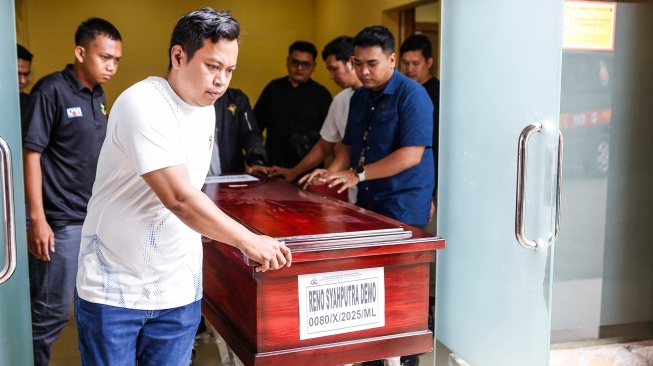 Keluarga membawa peti jenazah Reno Syahputra menuju mobil jenazah di RS Polri, Kramat Jati, Jakarta, Sabtu (8/11/2025). [ANTARA FOTO/Asprilla Dwi Adha/rwa]