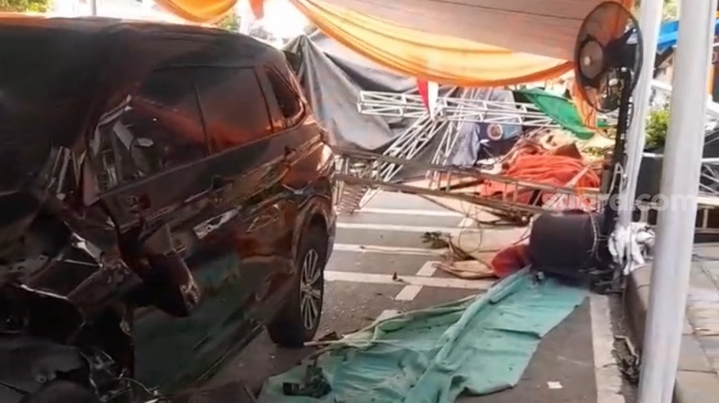 Avanza Hitam Hilang Kendali Tabrak Tenda Maulid di Kembangan Jakbar, Dua Orang Dirawat