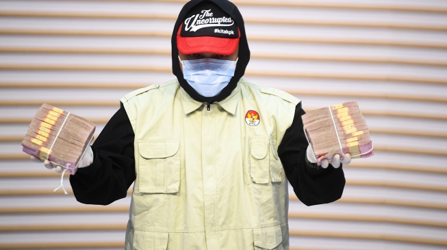 Petugas KPK menunjukan barang bukti hasil Operasi Tangkap Tangan (OTT) yang melibatkan Bupati Ponorogo Sugiri Sancoko di gedung Merah Putih KPK, Jakarta, Minggu (9/11/2025). [ANTARA FOTO/Muhammad Adimaja/sgd]
