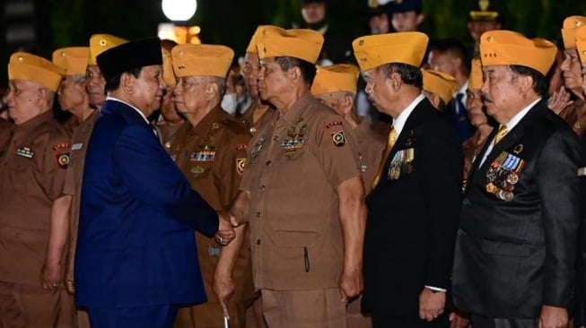 Presiden Prabowo Subianto memimpin upacara ziarah nasional dan renungan suci dalam rangka memperingati Hari Pahlawan Tahun 2025 di Taman Makam Pahlawan Nasional Utama (TMPNU) Kalibata, Jakarta. (Muchlis Jr - Biro Pers Sekretariat Presiden)