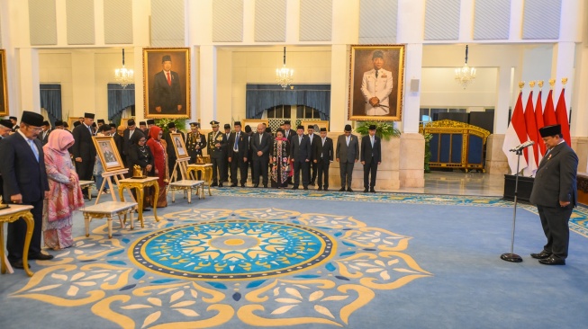 Presiden Prabowo Subianto (kanan) mengheningkan cipta saat memimpin upacara penganugerahan gelar pahlawan nasional di Istana Negara, Jakarta, Senin (10/11/2025). [ANTARA FOTO/Hafidz Mubarak A/nz]