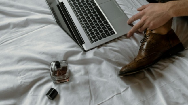 5 Parfum Lokal Pria dengan Aroma Woody Terbaik, Cocok Dipakai untuk Acara Malam Hari