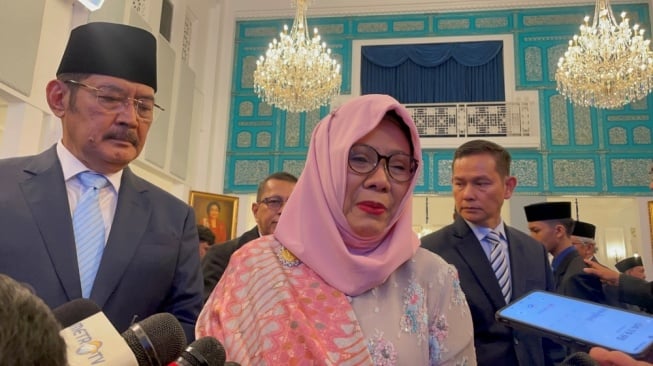 Anak Presiden ke-2 RI Soeharto, Siti Hardijanti Rukmana atau Tutut Soeharto dan Bambang Trihatmodjo menghadiri upacara penganugerahan gelar pahlawan nasional di Istana Negara, Jakarta, Senin (10/11/2025). [Suara.com/Novian]