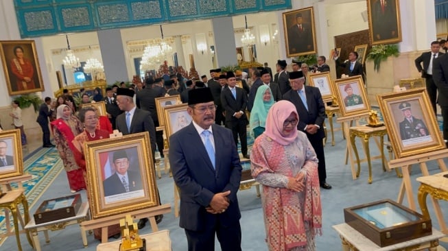 Anak Presiden ke-2 RI Soeharto, Siti Hardijanti Rukmana atau Tutut Soeharto dan Bambang Trihatmodjo menghadiri upacara penganugerahan gelar pahlawan nasional di Istana Negara, Jakarta, Senin (10/11/2025). [Suara.com/Novian]