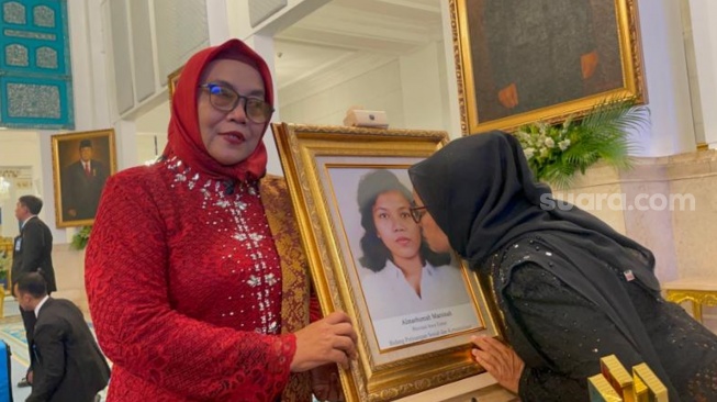 Marsinah jadi Pahlawan Nasional, Wijiati Tak Kuasa Tahan Tangis dan Cium Foto Kakak di Istana