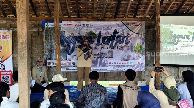 Kepala BPDAS Serayu Opak Progo, Rochimah Nugrahini, S.Hut, M.Si membuka aksi penanaman 1000 pohon mangrove di Pantai Baros, Bantul.[Hikmawan/Yoursay]