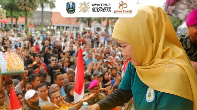 Gubernur Jawa Timur, Khofifah Indar Parawansa bersama masyarakat. (Dok: Pemprov Jatim)