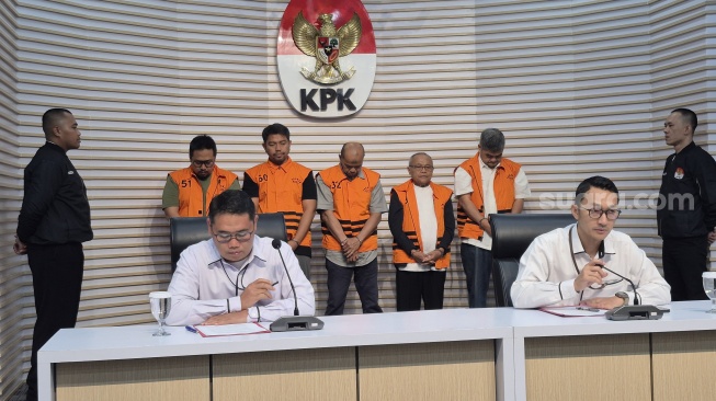 KPK Tahan 5 Pengusaha yang Diduga Suap Eks Bupati Situbondo Karna Suswandi, Ini Nama-namanya