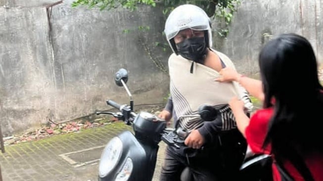 Detik-detik Vanesa Adenanda Rinjani menangkap maling di wilayah Ambarukmo, Caturtunggal, Depok, Sleman, Sabtu (8/11/2025). (dok.Istimewa)