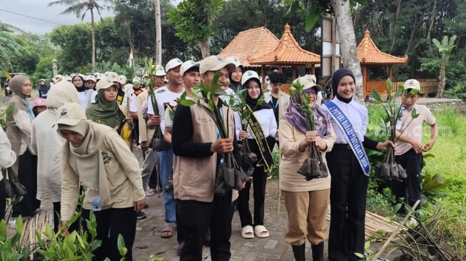 Aksi penanaman 1000 pohon mangrove di Pantai Baros, Bantul.[Hikmawan/Yoursay]