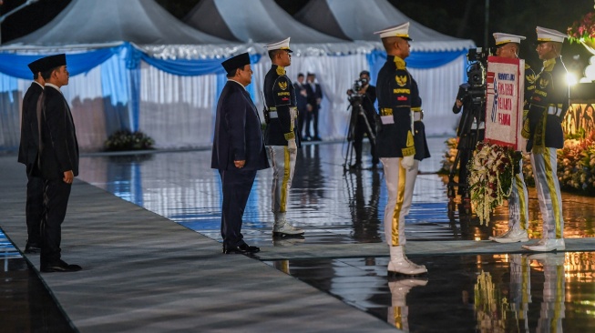 Presiden Prabowo Subianto (kedua kiri) didampingi Wakil Presiden Gibran Rakabuming Raka (kiri) memimpin Upacara Ziarah Nasional dan Renungan Suci Hari Pahlawan 2025 di Taman Makam Pahlawan Nasional Utama Kalibata, Jakarta, Minggu (9/11/2025). [ANTARA FOTO/Galih Pradipta/sgd]
