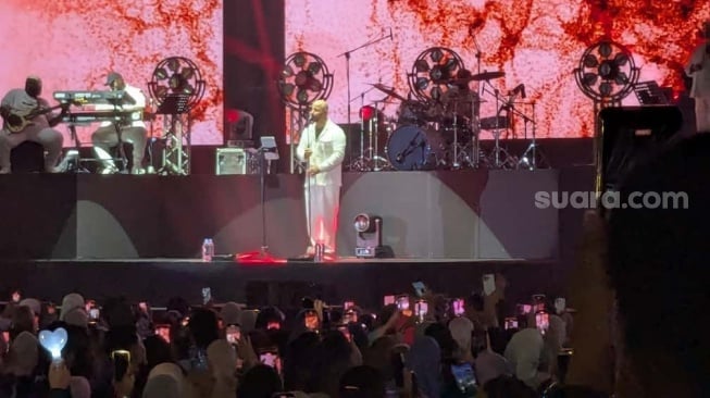 Maher Zain sukses menggelar konser di Istora Senayan, Jakarta Pusat, Minggu, 9 November 2025. [Suara.com/Adiyoga Priyambodo]