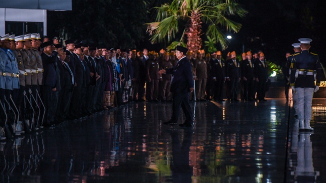 Presiden Prabowo Subianto (tengah) berjalan menuju tamu udangan usai memimpin Upacara Ziarah Nasional dan Renungan Suci Hari Pahlawan 2025 di Taman Makam Pahlawan Nasional Utama Kalibata, Jakarta, Minggu (9/11/2025). [ANTARA FOTO/Galih Pradipta/sgd]