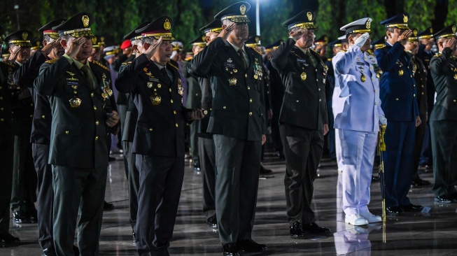 Panglima TNI Jenderal TNI Agus Subiyanto (kiri) bersama Kapolri Jenderal Pol. Listyo Sigit Prabowo (kedua kiri), Wakil Panglima TNI Jenderal TNI Tandyo Budi Revita (ketiga kiri), Kepala Staf Angkatan Darat (Kasad) Jenderal TNI Maruli Simanjuntak (ketiga kanan), Kasal Laksamana TNI Muhammad Ali (kedua kanan), Kepala Staf Angkatan Udara (Kasau) Marsekal TNI Mohamad Tonny Harjono (kanan) mengikuti Upacara Ziarah Nasional dan Renungan Suci Hari Pahlawan 2025 di Taman Makam Pahlawan Nasional Utama Kalibata, Jakarta, Minggu (9/11/2025). [ANTARA FOTO/Galih Pradipta/sgd]