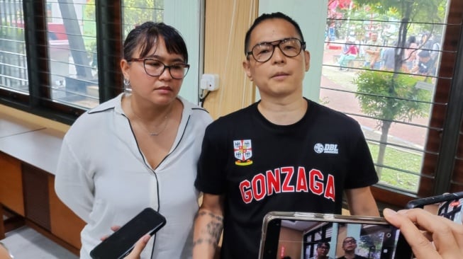 Ernest Prakasa dan Meira Anastasia, pasangan selebriti yang mendukung ajang Gonzaga Festival 2025. Seperti diketahui, putri Ernest dan Meira merupakan murid SMA Gonzaga. [Ferry Noviandi/Suara.com]