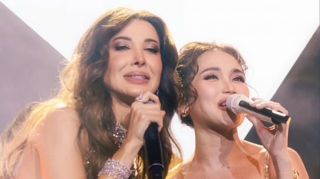 Ayu Ting Ting tampil menjadi bintang tamu saat diva pop asal Lebanon, Nancy Ajram menggelar konser di Jakarta pada 5 November 2025. [Instagram]