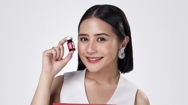 Diving hingga Syuting Tetap Glowing? Ini Rahasia Kulit Sehat Prilly Latuconsina!