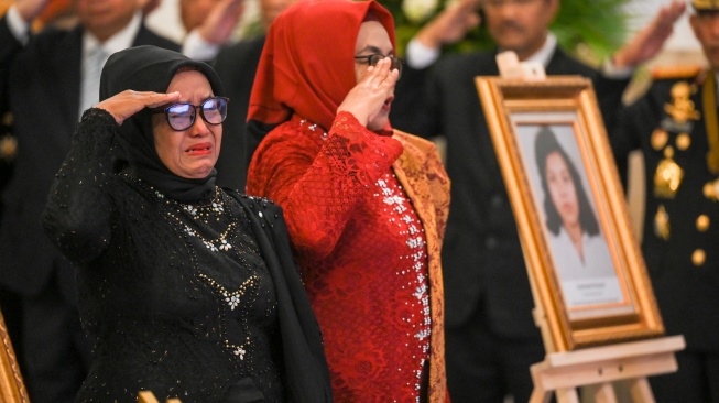Saudara perempuan almarhum Marsinah, Wijiyati (kiri) dan Marsini (kedua kiri) mengikuti upacara penganugerahan gelar pahlawan nasional di Istana Negara, Jakarta, Senin (10/11/2025). [ANTARA FOTO/Hafidz Mubarak A/nz]