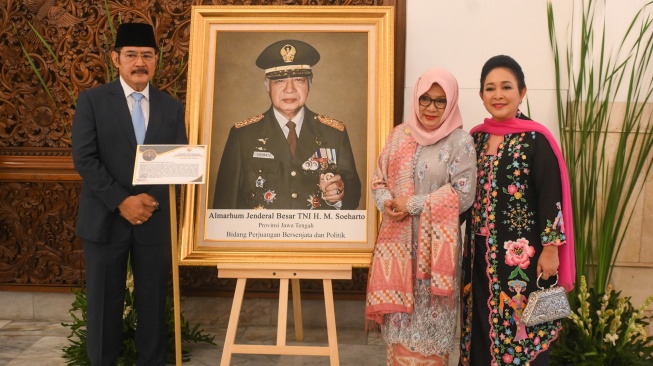 Anak Jenderal Besar TNI Soeharto, Siti Hardijanti Rukmana (kedua kanan), Siti Hediati Hariyadi (kanan) dan Bambang Trihatmodjo (kiri) berfoto saat menghadiri upacara penganugerahan gelar pahlawan nasional di Istana Negara, Jakarta, Senin (10/11/2025). [ANTARA FOTO/Hafidz Mubarak A/nz]
