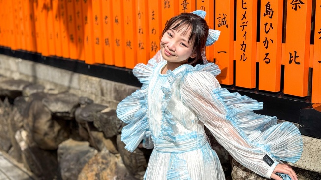 Cerita Etenia Croft Kejar Bunga Sakura Mekar di Jepang Saat Syuting Video Klip Single Baru