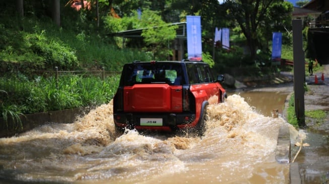 Chery J6T saat Melewati Lintasan Off Road. (Foto: SUARA.com/Manuel Jeghesta)