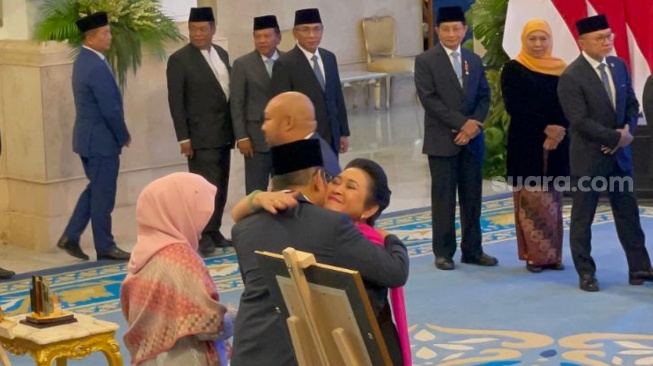 Peluk Hangat Anak-anak Soeharto di Istana Usai Terima Gelar Pahlawan Nasional, Titiek Tersenyum
