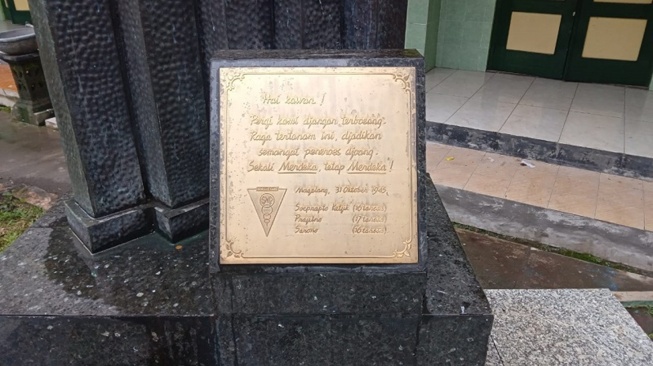 Plakat nama pada Monumen Rantai Kencana (Suara.com/ Angga Haksoro A).