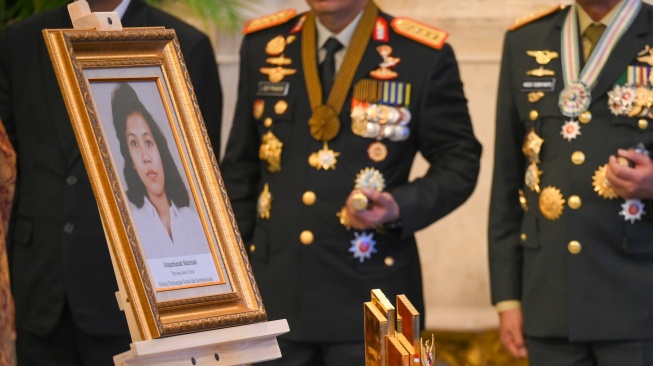 Foto Marsinah dipajang saat penganugerahan gelar pahlawan nasional di Istana Negara, Jakarta, Senin (10/11/2025). [ANTARA FOTO/Hafidz Mubarak A/nz]