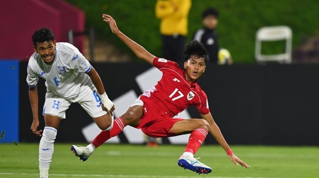 Pesepak bola Timnas Indonesia U-17 Rafi Rasyiq (kanan) berusaha melewati hadangan pesepak bola Timnas Honduras U-17 Obed Edward Amador Juarez (kiri) pada laga Grup H Piala Dunia U17 2025 di Lapangan 2 Aspire Zone, Doha, Qatar, Senin (10/11/2025).[ANTARA FOTO/Bayu Pratama S/app/YU]