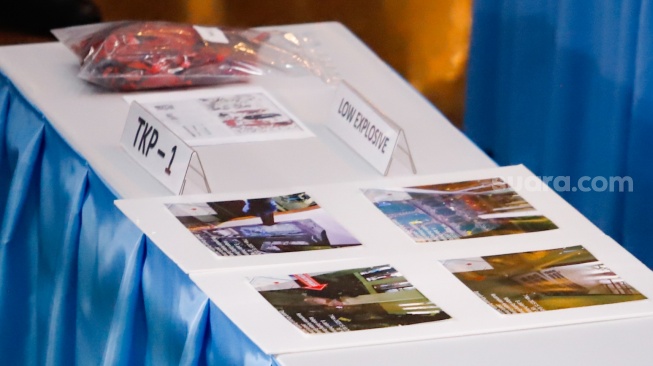 Barang bukti ditampilkan saat rilis Penanganan Kasus Ledakan di SMA Negeri 72 Jakarta di Polda Metro Jaya, Jakarta, Selasa (11/11/2025). [Suara.com/Alfian Winanto]