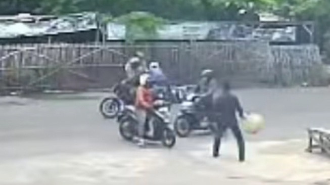 Beraksi Siang Bolong! Jambret Bersenjata di Bekasi Gagal Rampas Rp450 Juta Usai Kepergok Warga