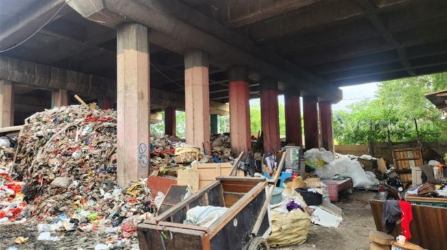 Penampakan Gunung Sampah di Kolong Tol Wiyoto Wiyono, Baru Ditangani Setelah Diberitakan