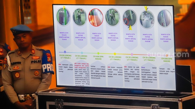 Kronologi detik-detik terjadinya ledakan dari CCTV ditampilkan saat rilis Penanganan Kasus Ledakan di SMA Negeri 72 Jakarta di Polda Metro Jaya, Jakarta, Selasa (11/11/2025). [Suara.com/Alfian Winanto]