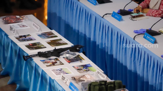 Barang bukti ditampilkan saat rilis Penanganan Kasus Ledakan di SMA Negeri 72 Jakarta di Polda Metro Jaya, Jakarta, Selasa (11/11/2025). [Suara.com/Alfian Winanto]