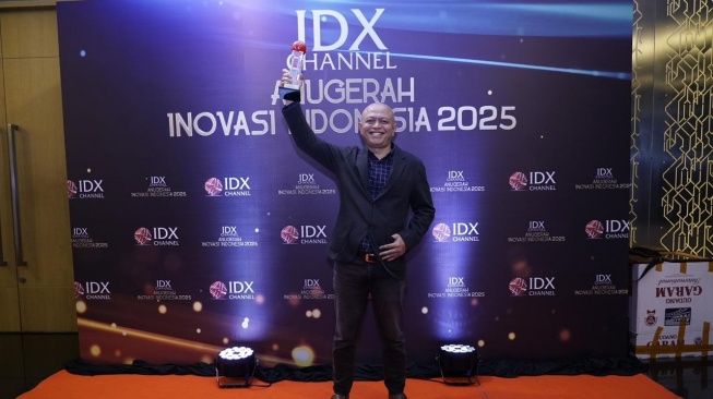 Soni Galih Riadi, SM Community Involvement and Development Telkom  bersama penghargaan IDX Channel Anugerah Inovasi Indonesia 2025 (Dok: Telkom)