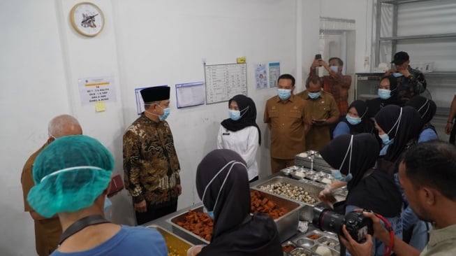 Wakil Ketua Dewan Perwakilan Daerah Republik Indonesia Tamsil Linrung meninjau langsung SPPG yang berlokasi di Jalan Gagak, Bantaeng. Tamsil meninjau area dapur dan gudang penyimpanan bahan pangan, berdialog dengan pengelola SPPG dan relawan dapur (Dok: DPD RI)