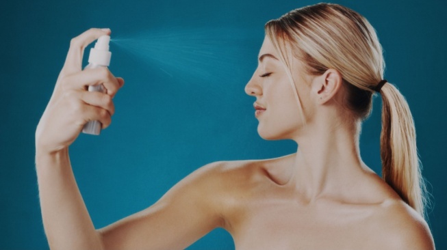 Anti Geser! 4 Rekomendasi Setting Spray untuk Kulit Berminyak