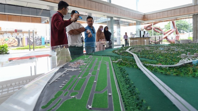 Pengunjung melihat maket disela-sela penandatanganan nota kesepahaman antara PT Bumi Bandara Indah dan Bukaka Rizki KSO di Tangerang, Banten, Senin (10/11/2025). [Handout]