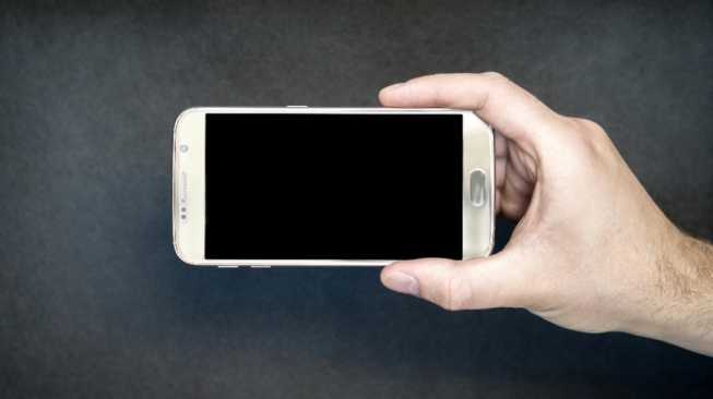 Layar Ponsel Tiba-Tiba Hitam Tapi Masih Menyala? Ini 10 Cara Memperbaikinya Sendiri