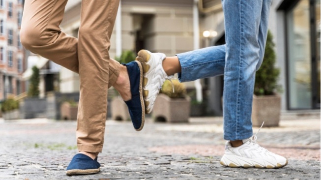 4 Pilihan Sepatu Lokal Senyaman Skechers: Jalan Seharian Bebas Pegal, Harga Bersahabat