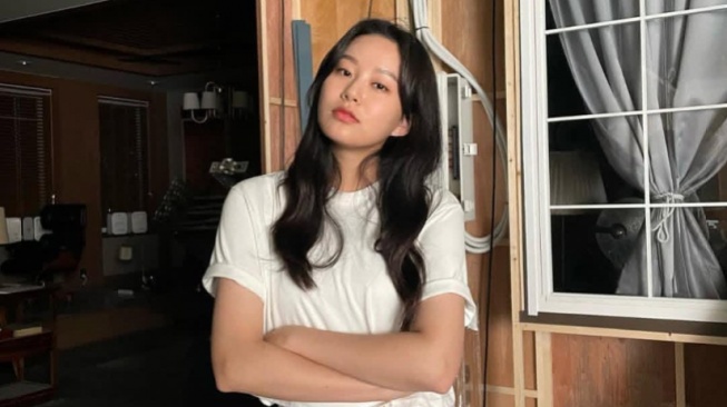 4 Ide OOTD Boyish ala Park Yoo Na, Cocok untuk Look Tomboy nan Stylish!