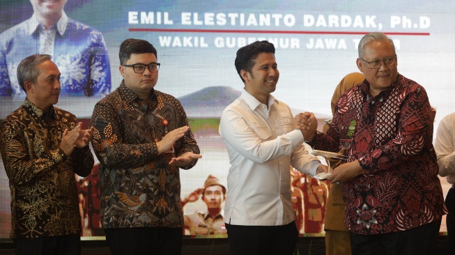 Wakil Gubernur Jawa Timur Emil Elestiyanto Dardak (kedua kanan) menerima cenderamata dari Presiden Direktur Lion Air Daniel Putu Kuncoro Adi (kanan) didampingi Direktur PT Surya Dhoho Investama Maksin Arisandi (kiri) dan Bupati Kediri Hanindhito Himawan Pramana (kedua kiri) saat upacara penerbangan perdana di Bandara Dhoho Kediri, Jawa Timur, Senin (10/11/2025). [ANTARA FOTO/Prasetia Fauzani/bar]