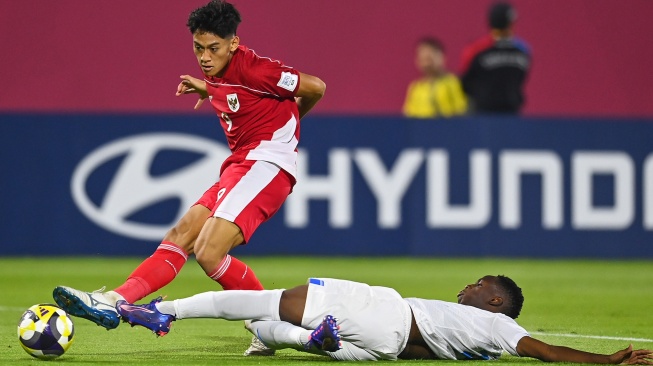 Pesepak bola Timnas Indonesia U-17 Mierza Firjatullah (kiri) berusaha menendang bola ke arah gawang Timnas Honduras U-17 pada laga Grup H Piala Dunia U17 2025 di Lapangan 2 Aspire Zone, Doha, Qatar, Senin (10/11/2025). [ANTARA FOTO/Bayu Pratama S/app/YU]