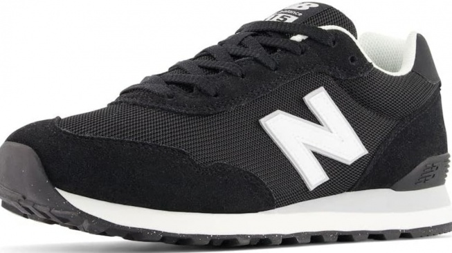 7 Rekomendasi Sepatu Jalan Kaki Terbaik Budget Pekerja yang Naik Kendaraan Umum